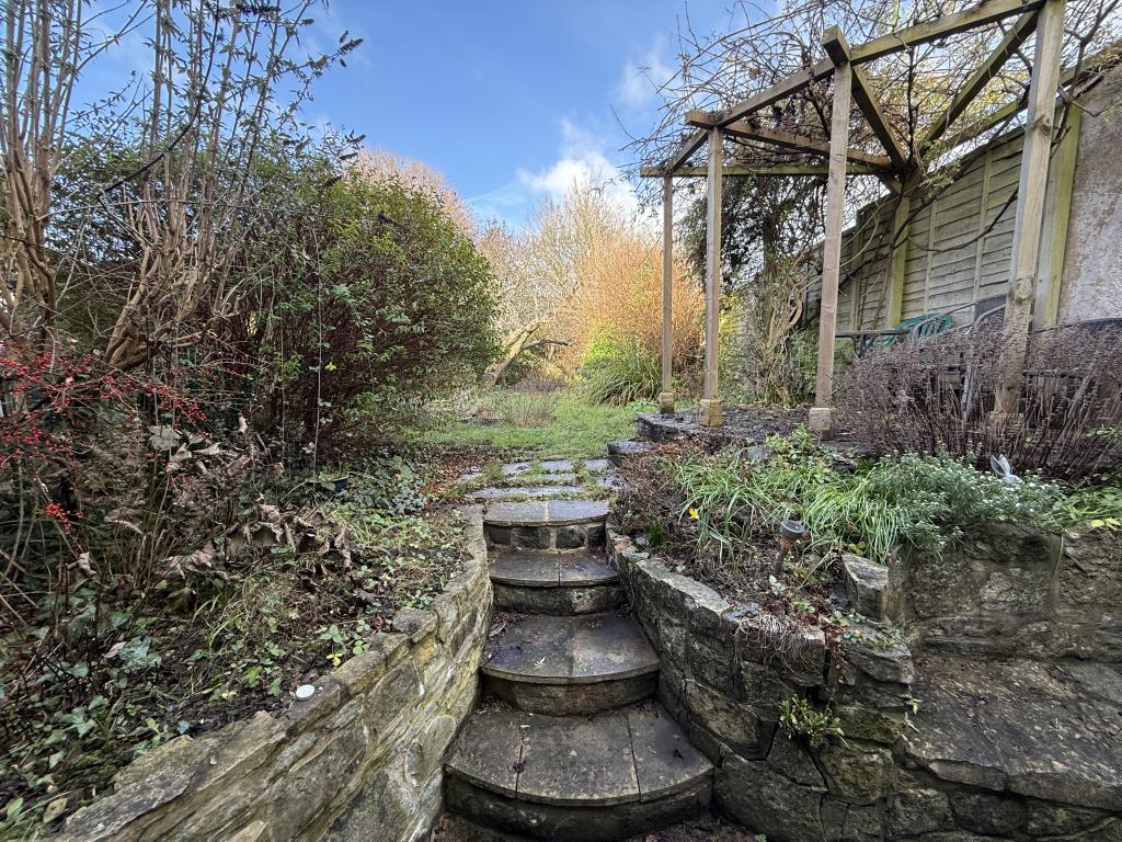 Lot: 125 - END-TERRACE TWO-BEDROOM HOUSE WITH REAR GARDEN FOR UPDATING - View of the rear garden